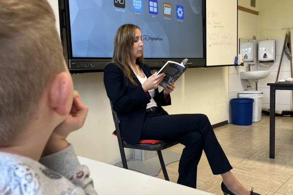 Landtagspräsidentin Astrid Wallmann auf Vorlesetour in der Grundschule Körle. Zu sehen ist eine Lesung in einem Klassenzimmer.