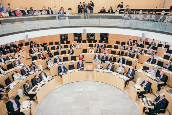 Sitzplätze der Abgeordneten im Plenarsaal