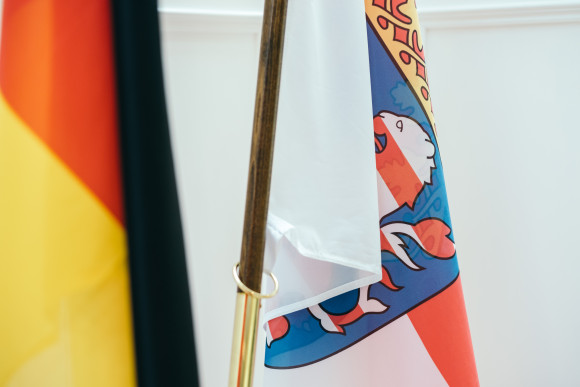 Die deutsche und die hessische Flagge im Plenarsaal