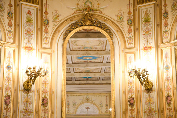 Ein großer, goldener Spiegel im Musiksaal des Stadtschlosses