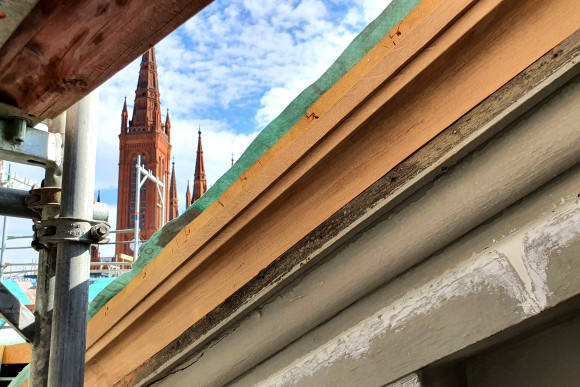 Am Dachrand des Diagonalbaus wurden neue Randleisten aus Eichenholz angefertigt und passgenau eingefügt.