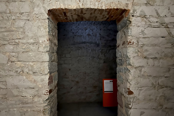 Eine Türöffnung ein einer Wand auf der Schlossbaustelle.