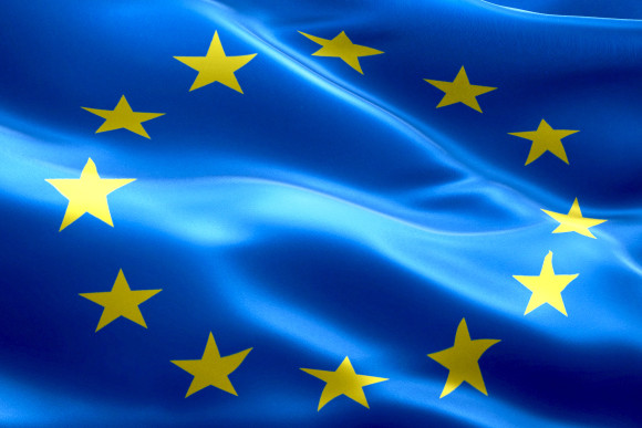 Blaue Europäische Fahne mit zwölf Sternen, die im Kreis angeordnet sind.