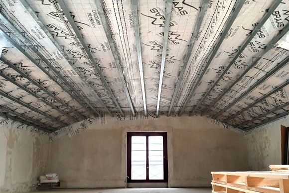 Trockenbau-Unterkonstruktion im Dachgeschoss.