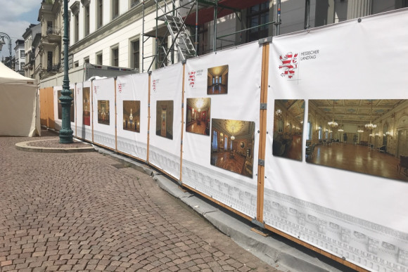 Schlosssanierung: Am Bauzaun informieren Banner über das Vorhaben