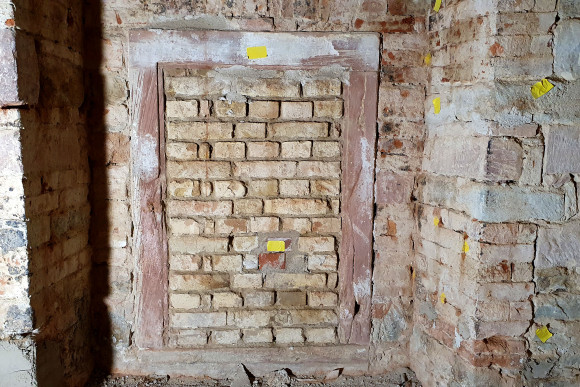 Ein ehemaliges Fenster, das mit Ziegeln geschlossen wurde.