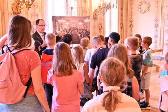 Grundschülerinnen und Grundschüler nehmen im Rahmen des Planspiels "Der Kinder-Landtag" an einer Führung durch das Stadtschloss teil.