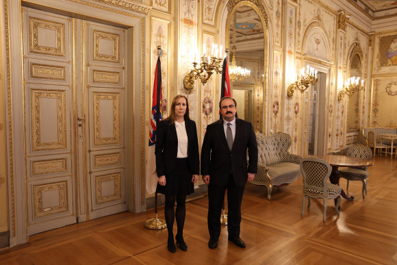 Astrid Wallmann steht neben dem türkischen Generalkonsul