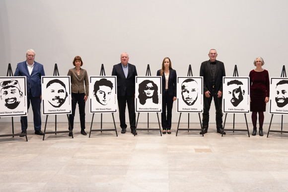 Landtagspräsidentin Astrid Wallmann und die Vizepräsidentinnen und –präsidenten stehen neben Bildern der Ermordeten.