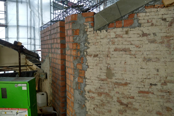 Schlosssanierung September 2019 Aufmauern von Fehlstellen, Einbau Stahlbetonringanker, Errichtung Primärtragwerk für das neue Dach