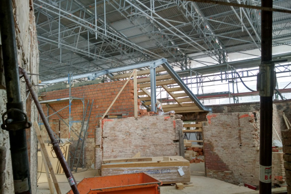 Schlosssanierung September 2019 Aufmauern von Fehlstellen, Einbau Stahlbetonringanker, Errichtung Primärtragwerk für das neue Dach