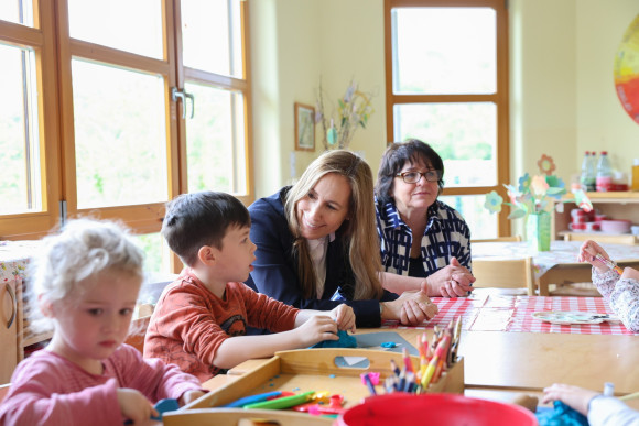 Landtagspräsidentin Astrid Wallmann besucht Evangelische Kindertagesstätte Sonneninsel in Wiesbaden-Rambach 