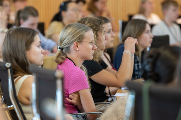 Debatte mit Jugendlichen und den Spitzenkandidatinnen und Spitzenkandidaten zur Landtagswahl im Plenarsaal des Hessischen Landtages
