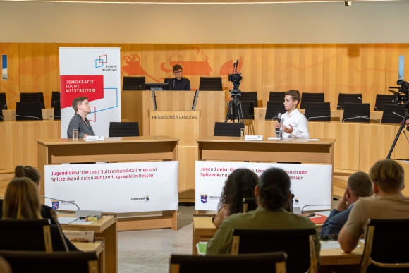 Debatte mit Jugendlichen und den Spitzenkandidatinnen und Spitzenkandidaten zur Landtagswahl im Plenarsaal des Hessischen Landtages