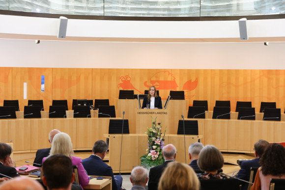 Landtagspräsidentin Astrid Wallmann am Podium
