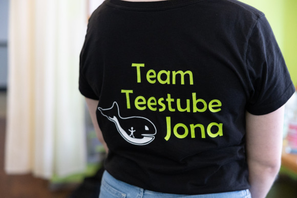 T-Shirt mit Aufschrift Team Teestube Jona