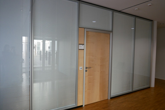 Glasfront eines Sitzungszimmers