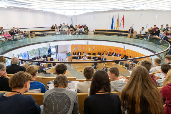 Besuchergruppen im Plenarsaal