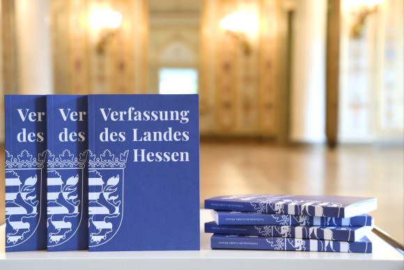 Hessische Landesverfassung im Musiksaal