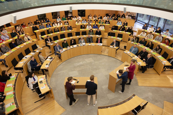 Jugend debattiert im Plenarsaal des Hessischen Landtages. 