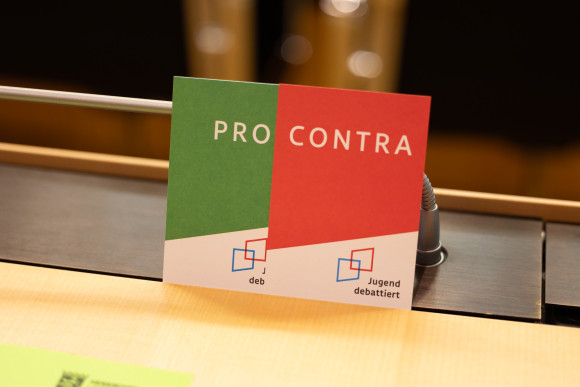 Broschüren mit der Aufschrift Pro und Contra