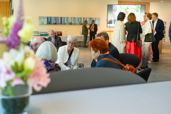 Personen in der Lobby
