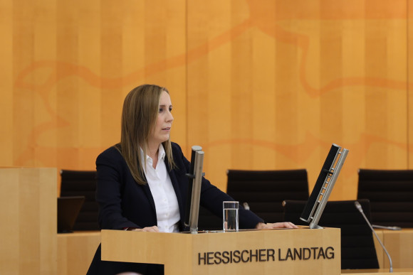 Landtagspräsidentin am Rednerpult