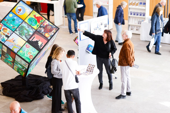 Besucher am Cube