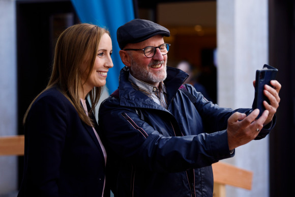 Astrid Wallmann mit einem Besucher