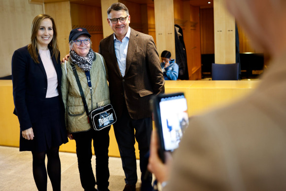 Astrid Wallmann und Boris Rhein mit einer Besucherin