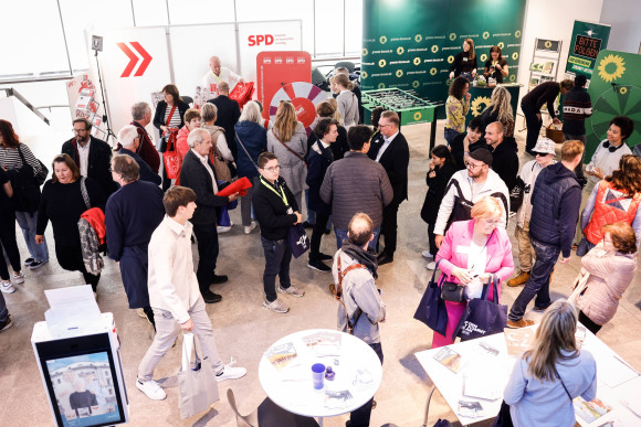viele Besuchen an den Ständen der Fraktionen