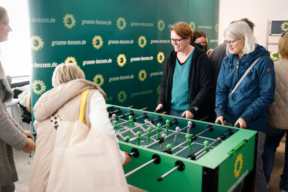 Menschen spielen Tischkicker am Stand der Fraktion der GRÜNEN