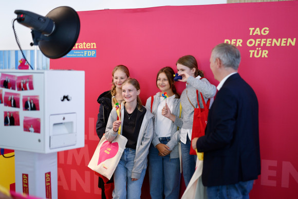 Besucherinnen am Stand der Freien Demokraten