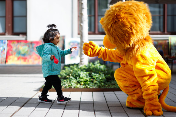 Mädchen läuft auf Leo zu