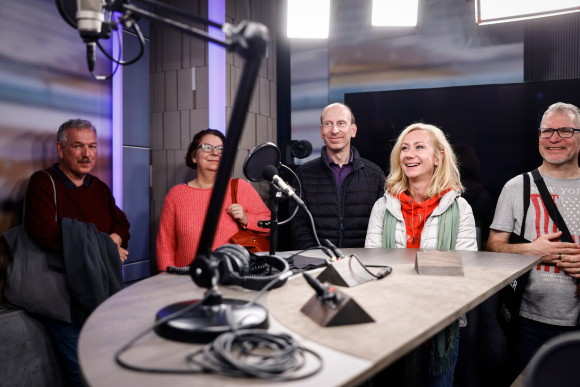 Besuchergruppe im Studio des hr