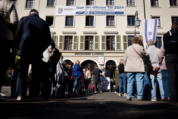 Menschenschlangen am Eingang