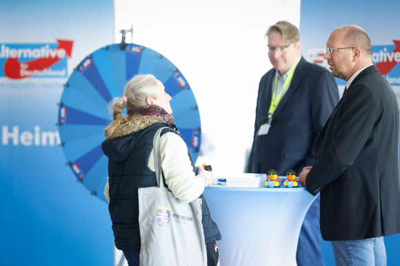 Abgeordnete im Gespräch am Stand der Fraktion der AfD