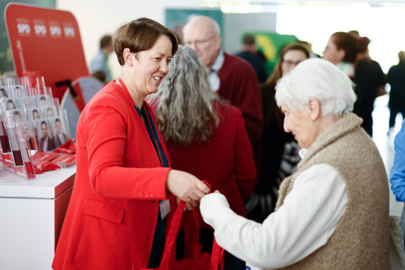 Abgeordnete und Besucher am Stand der Fraktion der SPD