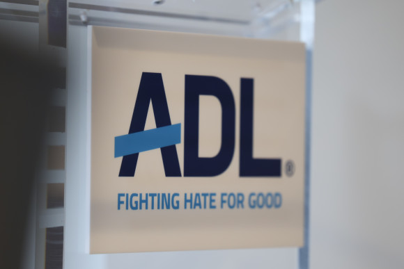 Schild mit Schriftzug ADL