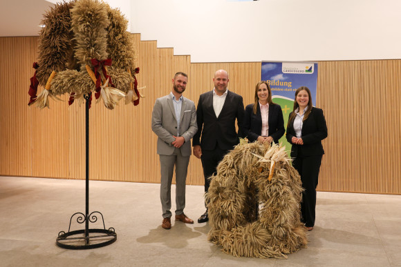 Übergabe der Erntekrone an Landtagspräsidentin Astrid Wallmann