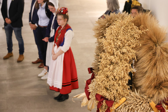 Übergabe der Erntekrone an Landtagspräsidentin Astrid Wallmann