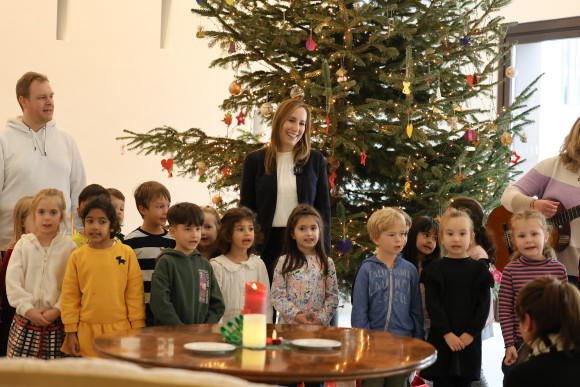 Landtagspräsidentin und Kinder vorm Weihnachtsbaum