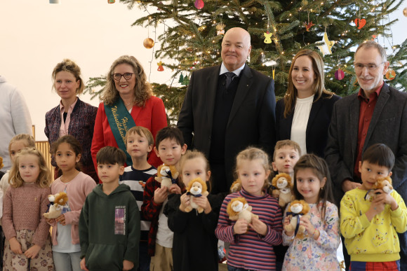 Gruppenbild mit Kindern vorm Weihnachtsbaum