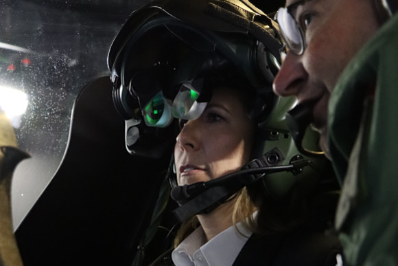 Person mit Helm in Hubschrauber