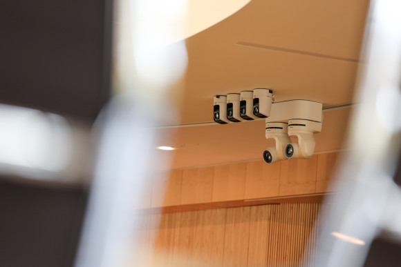 Kameras an der Decke des Plenarsaals