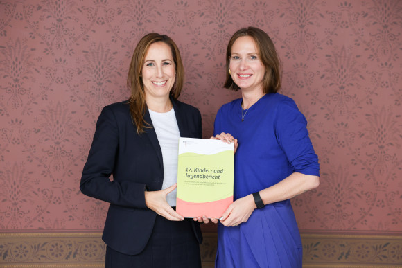 Tag der Kinderrechte Landtagspräsidentin und Kinderrechtebeauftragte halten Jugendbericht hoch