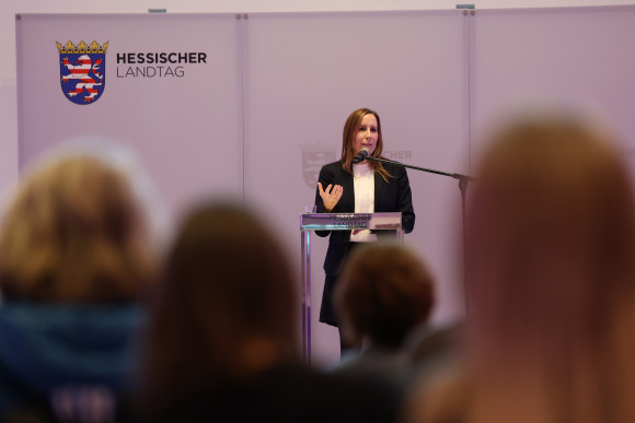 Landtagspräsidentin am rednerpult