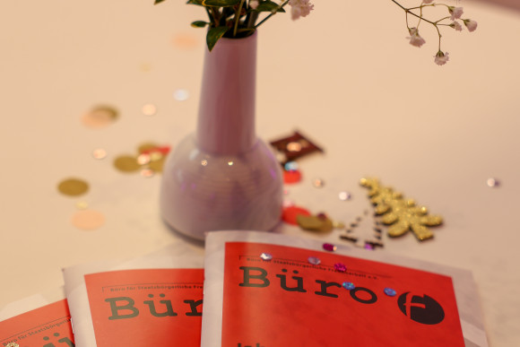 Bücher und Vase