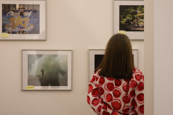 Frau betrachtet sich Bilder