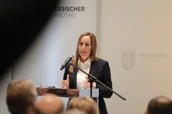 Pressefoto des Jahres 2024 Landtagspräsidentin spricht in Mikrofon